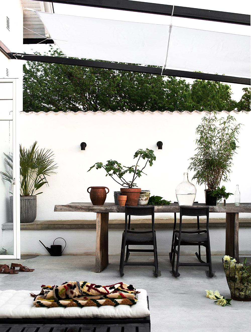terraza decorada con mesa de madera y plantas