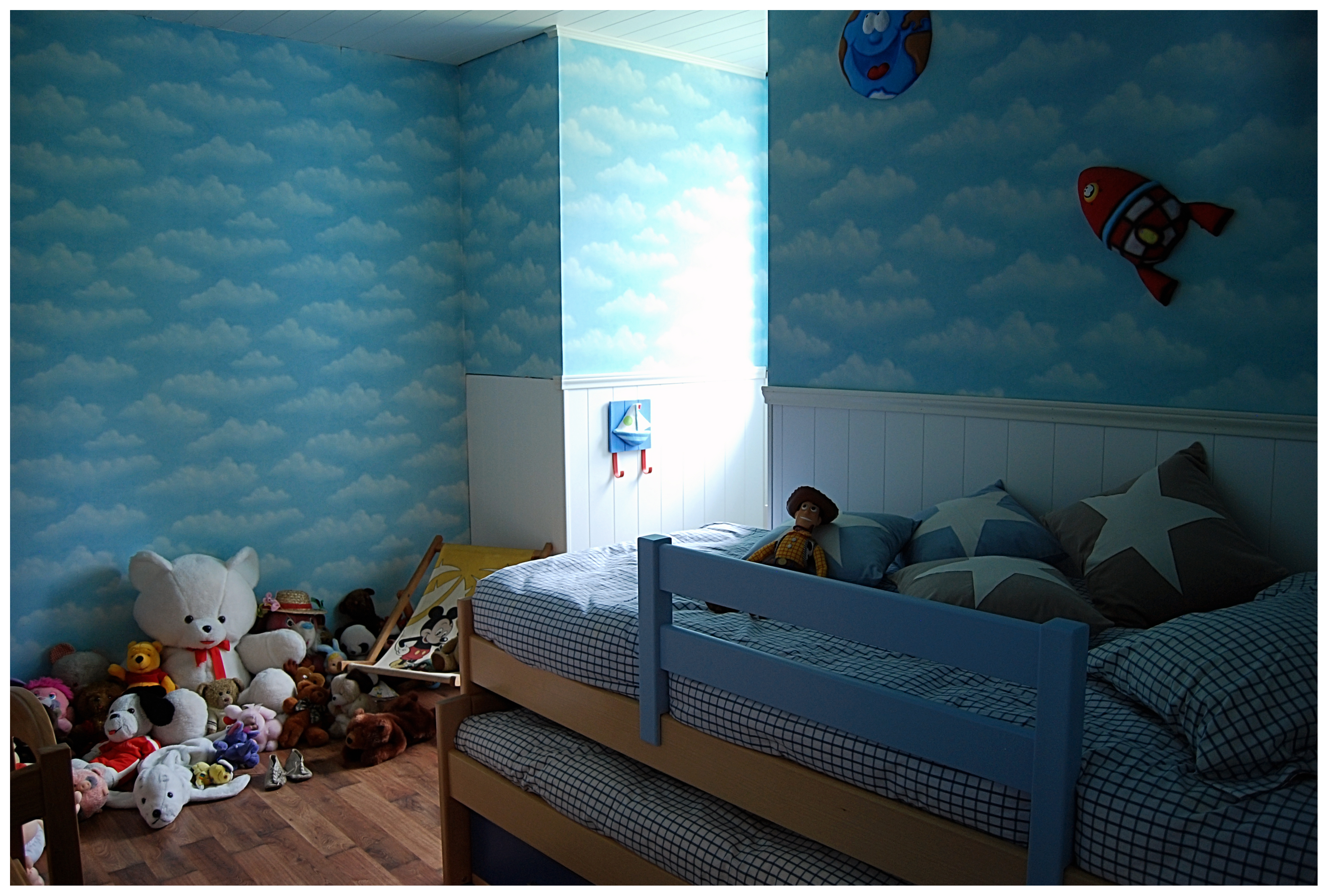 dormitorio infantil decorado con papel pintado