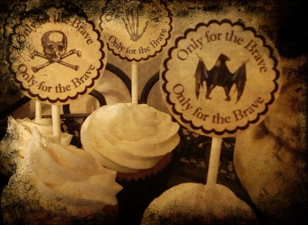 carteles de halloween sobre cupcakes 