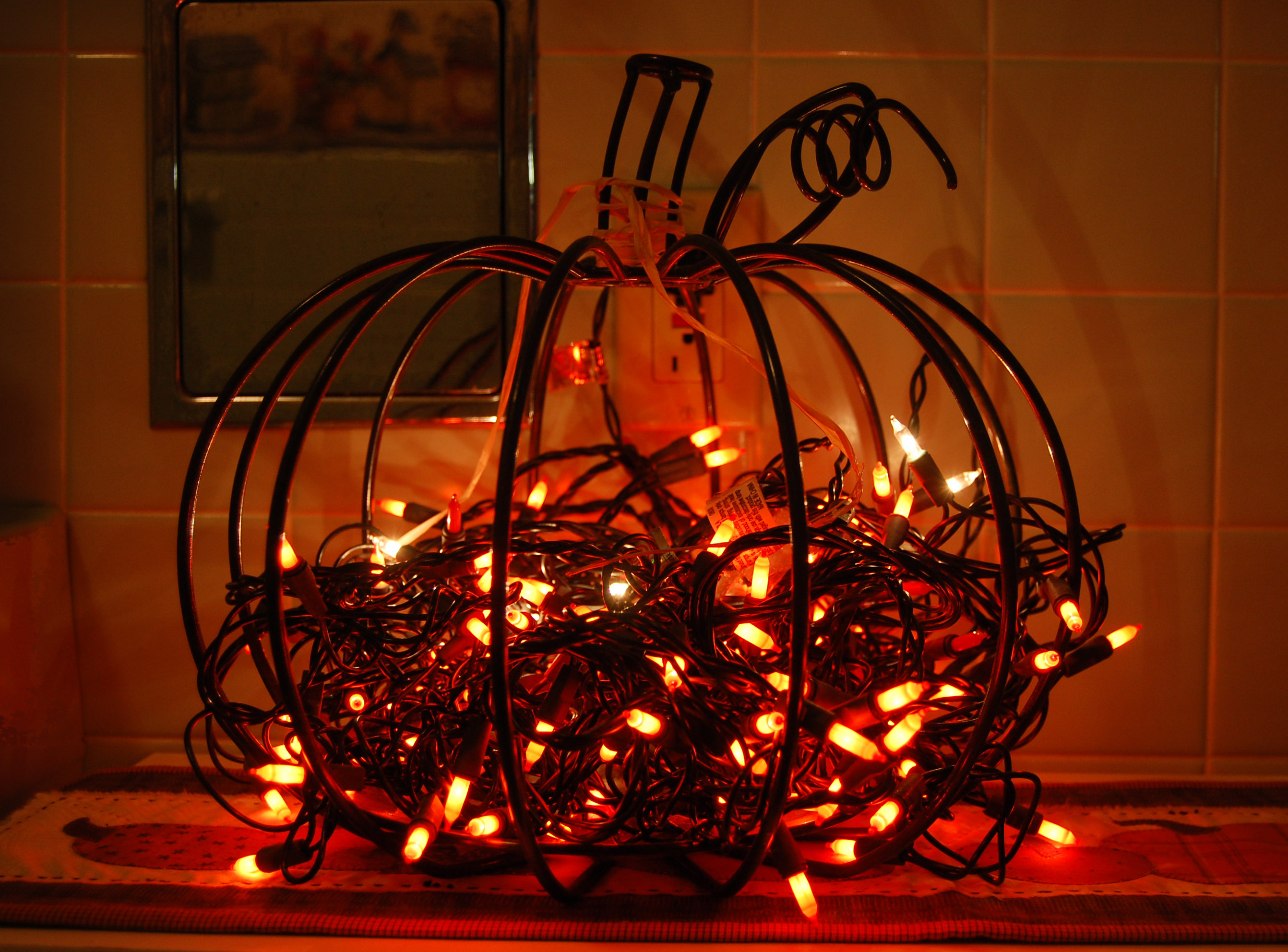 calabaza hecha de alambre y rellena de luces navideñas
