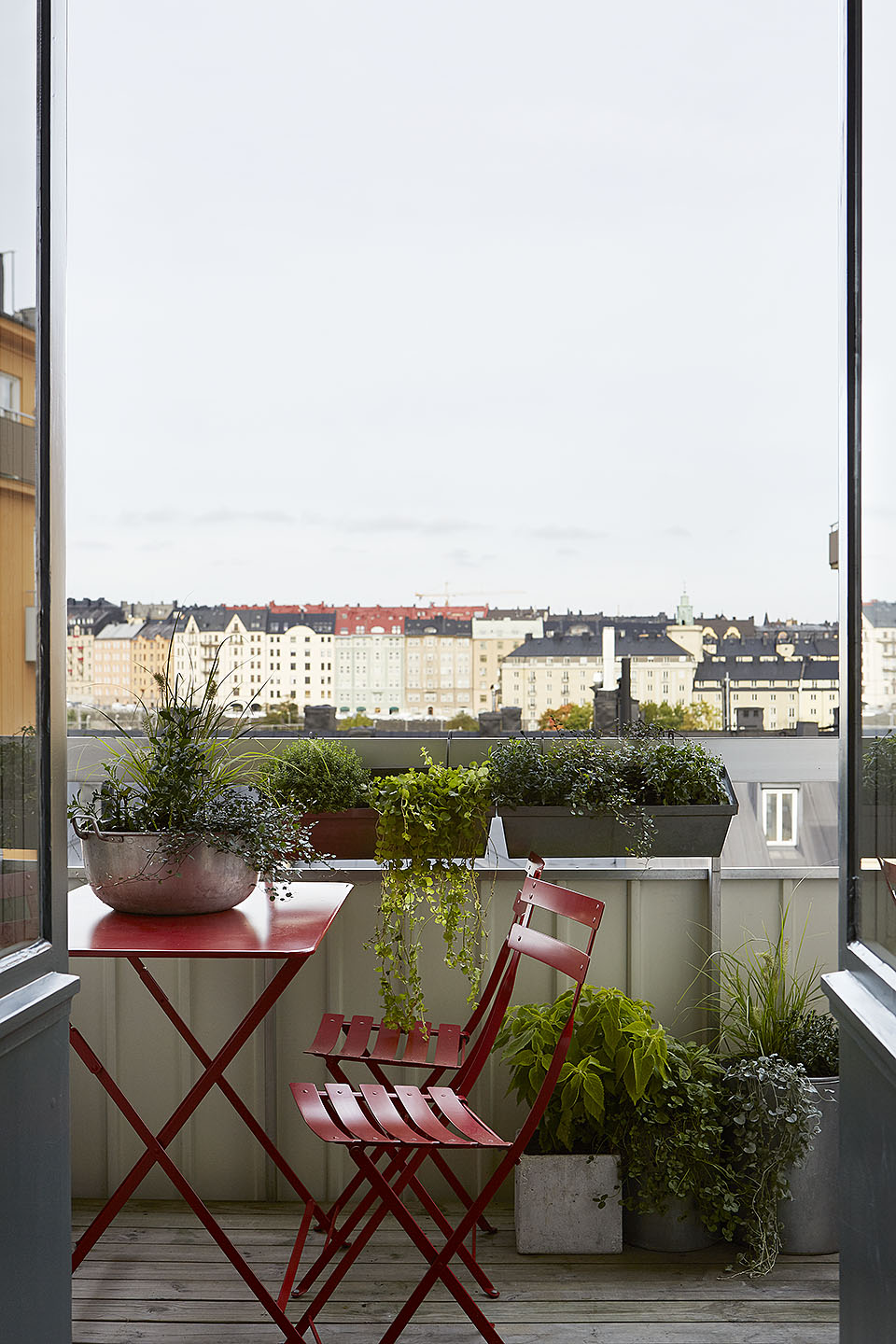 terraza y silla roja