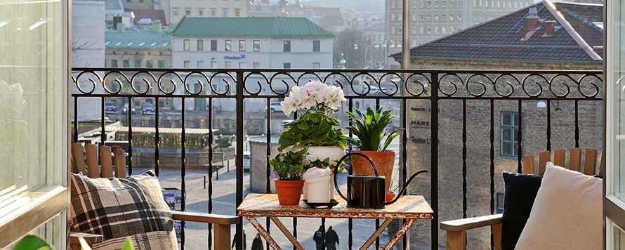 terraza decorada con mesa, sillas y flores