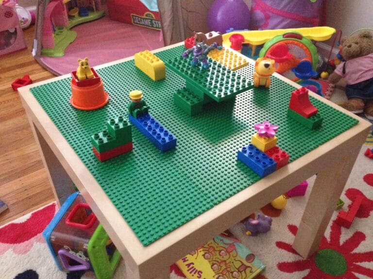 Mesa Lack convertida en juego para niños