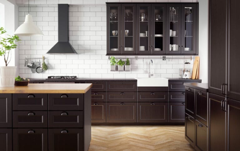 Decorar la cocina con toques rústicos y tonalidades oscuras