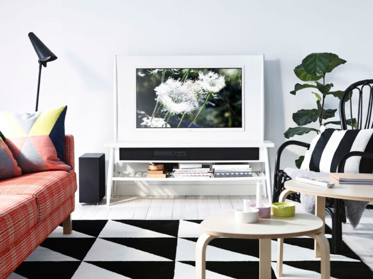 Salón pequeño decorado en blanco y negro