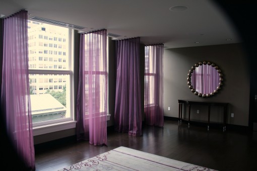 salon con cortinas moradas