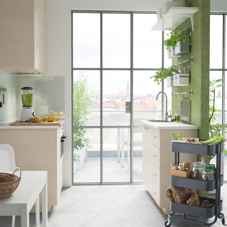 Pequeña cocina decorada en blanco y verde