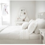 dormitorio en color blanco con muebles de ikea