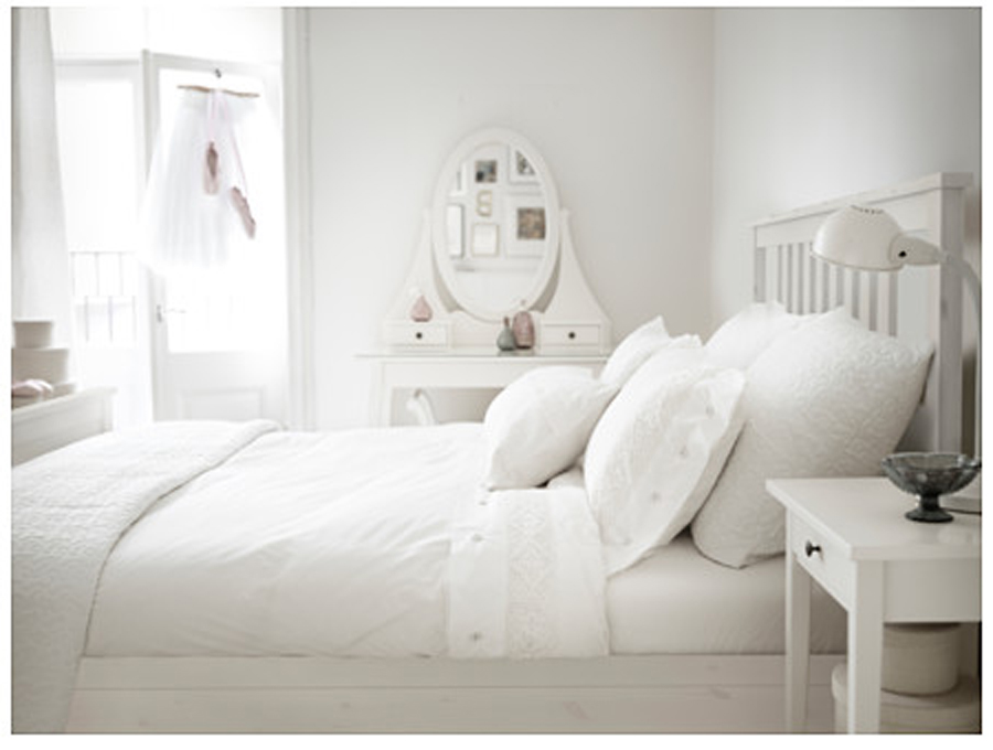 dormitorio en color blanco con muebles de ikea