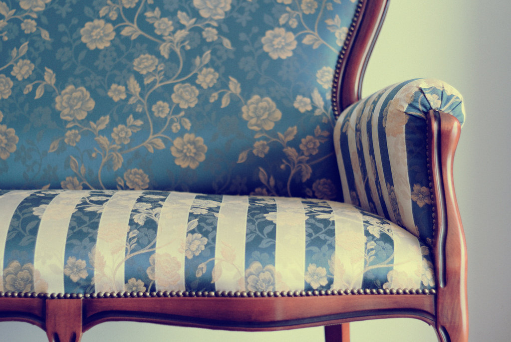 sofa con un bonito tapizado a rayas y flores