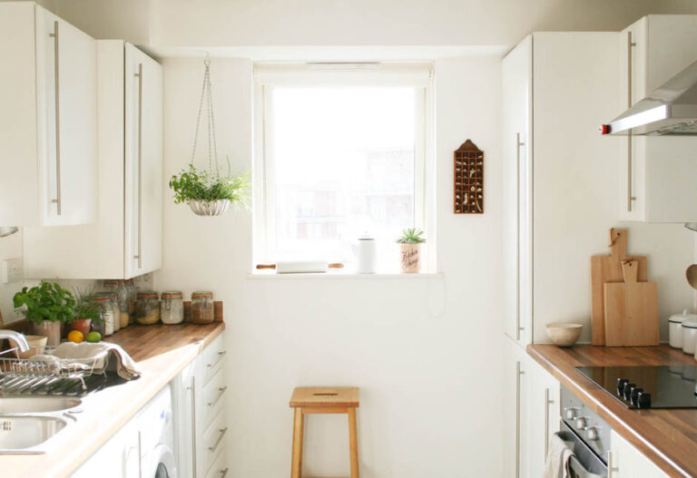 Cocina de diseño escandinavo y bien organizada