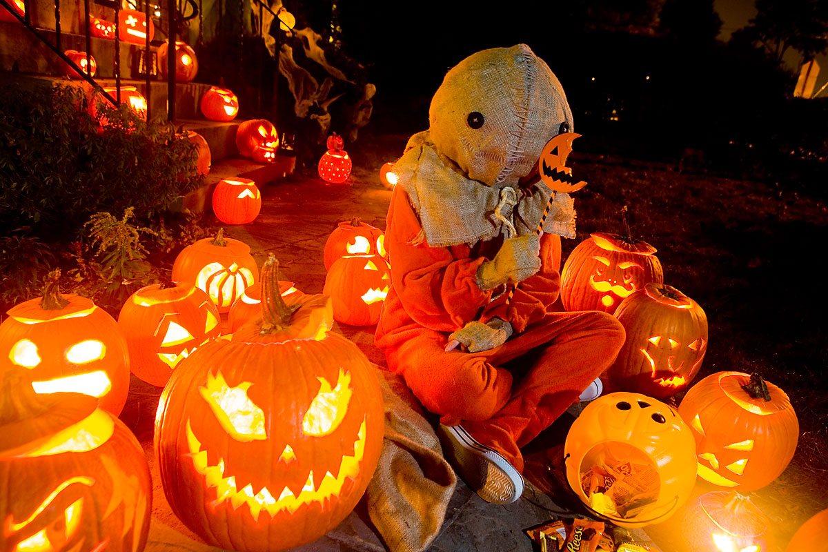 niño disfrazado y rodeado de calabazas