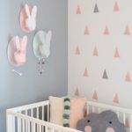 dormitorio de bebé - en tonos rosas y grises