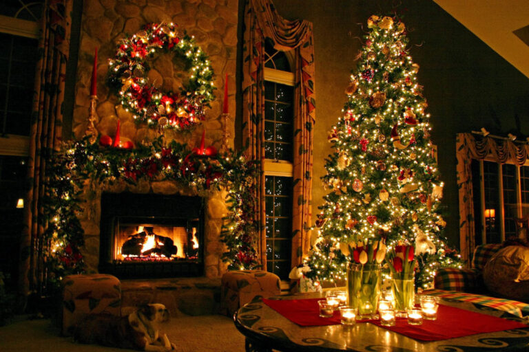 ¿Cómo decorar un árbol de Navidad natural?