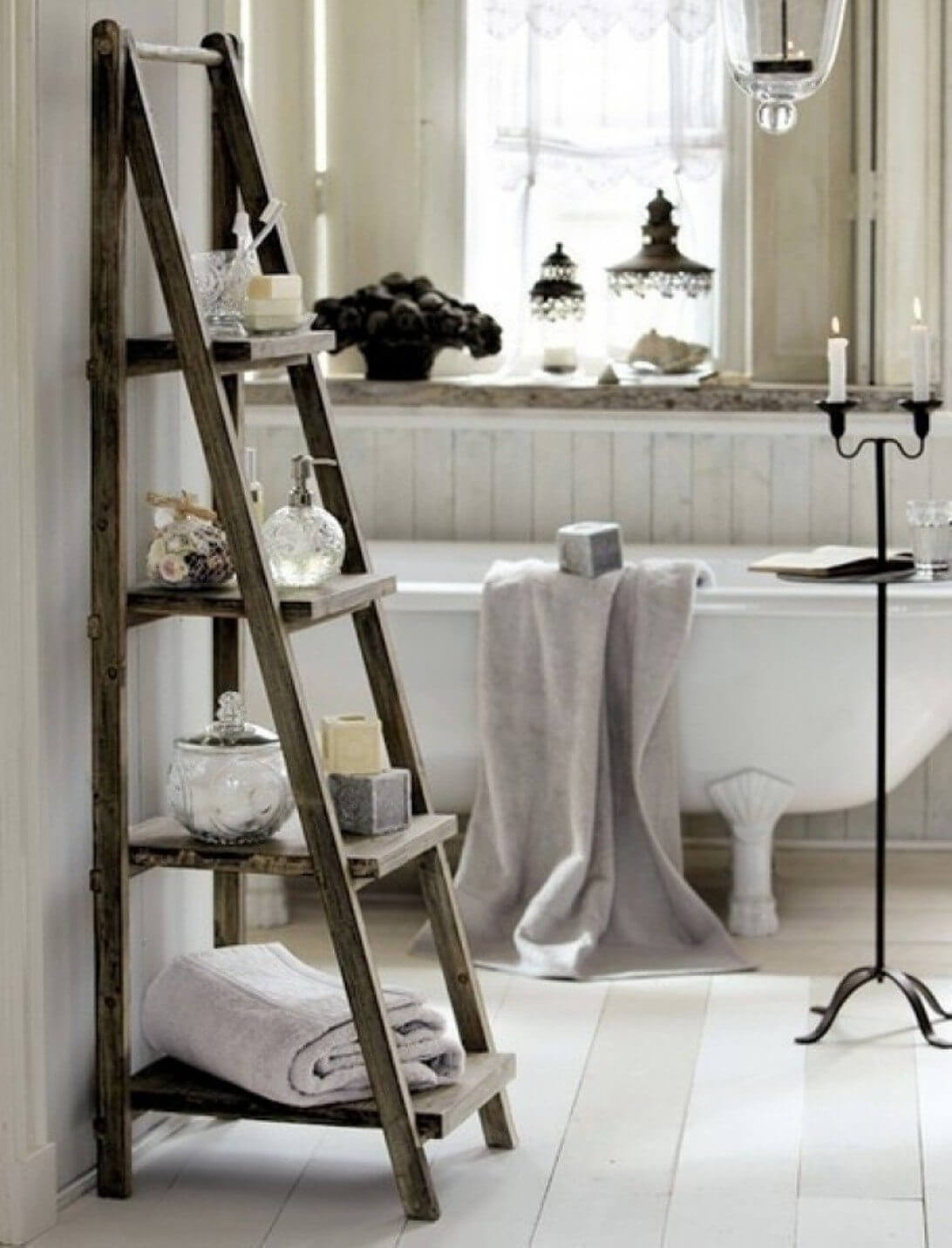 Decorar con una escalera el baño