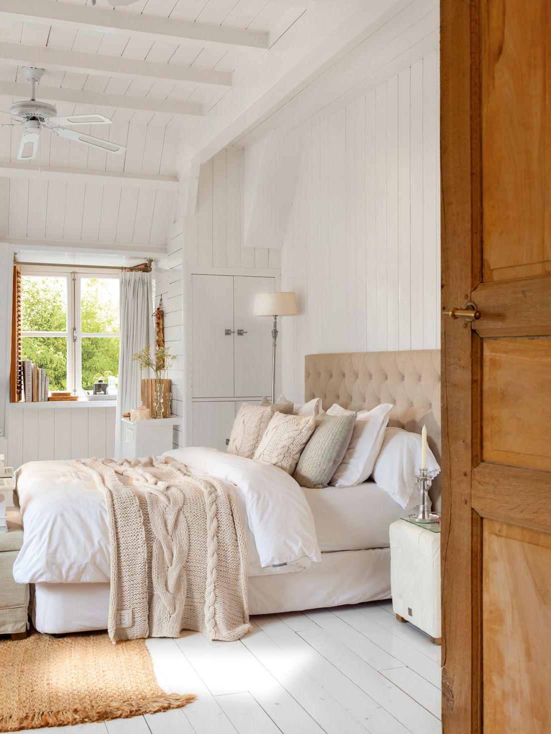 Dormitorio con suelo de madera